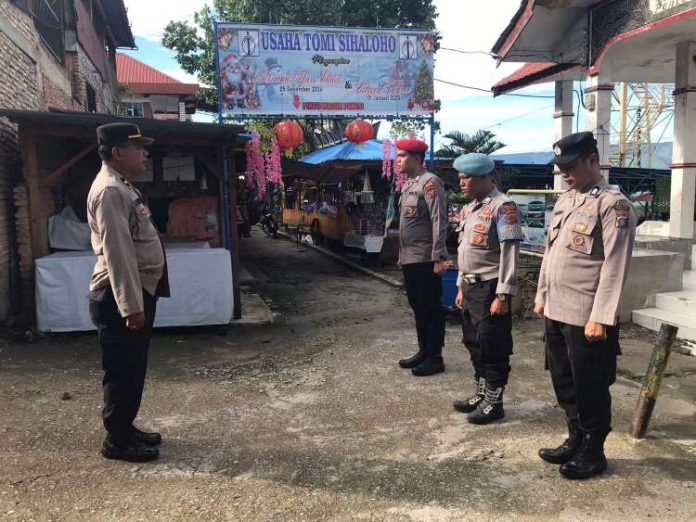 Personel Polres Samosir tampak berjaga di pintu masuk ke Samosir.