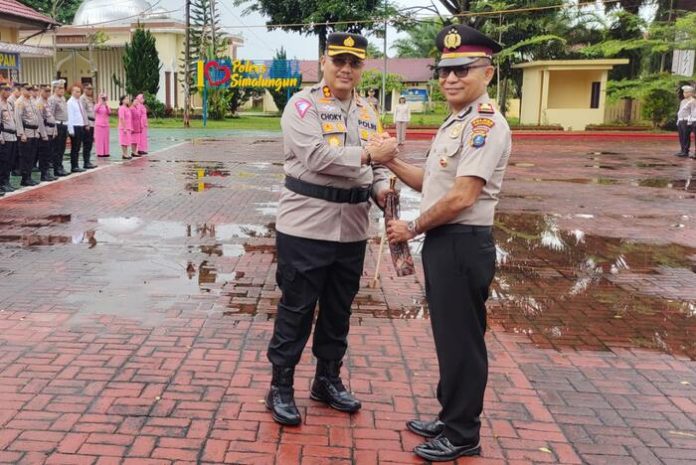 Kapolres Simalungun, AKBP Choky Sentosa Meliala (kiri) bersama AKP Robert Santoni Purba (kanan).(f:ist/mistar)