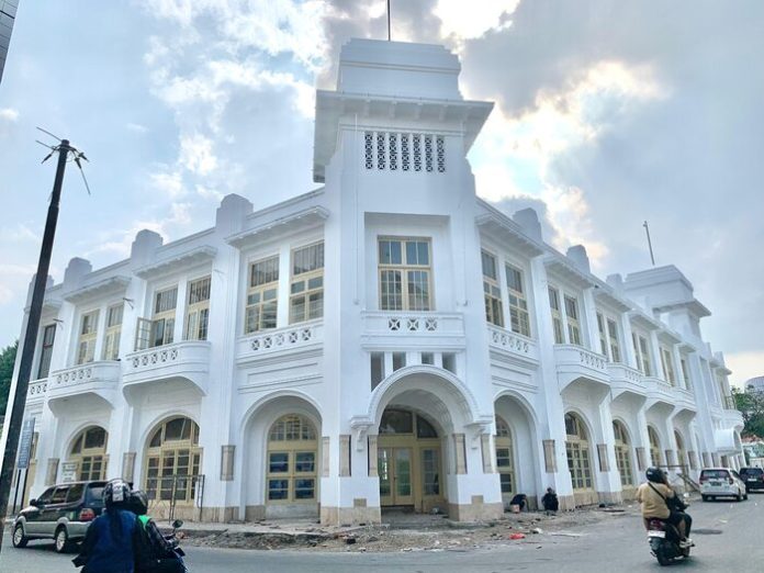 Wajah depan Gedung Warenhuis Kota Medan (f:ari/mistar)