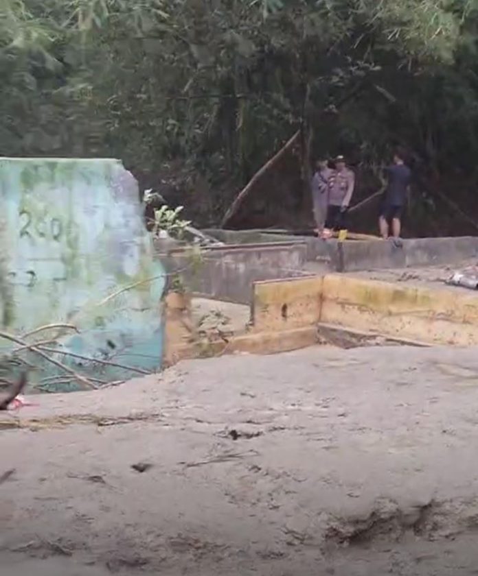 Lokasi kejadian rumah yang hanyut dan tersisa pondasi rumah akibat banjir di Bah Sombu, Raya Kahean, Simalungun.