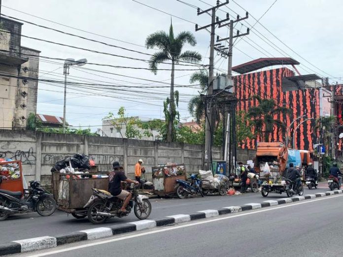 Para petugas kebersihan melakukan transit bongkar muat sampah di Jalan Sutrisno, Kota Matsum I, Kecamatan Medan Area, Kamis (12/12/24).