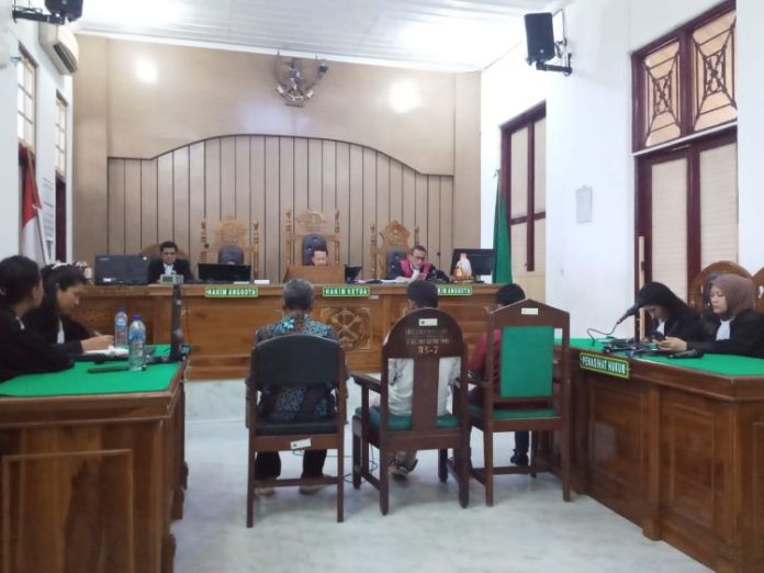 Tiga terdakwa kasus korupsi dana BOS SMK Pembaharuan Porsea saat menjalani sidang putusan di PN Medan.