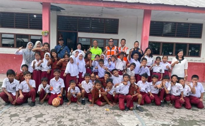 PT BNCT menyerahkan secara simbolis bantuan laboratorium komputer untuk sekolah swasta di Belawan.