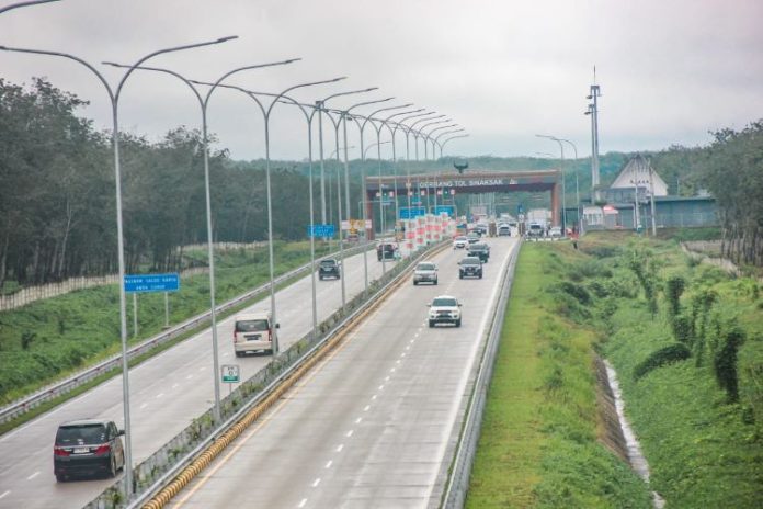 Suasana Tol Sinaksak, Kecamatan Tapian Dolok, Simalungun pada momen Nataru 2024.