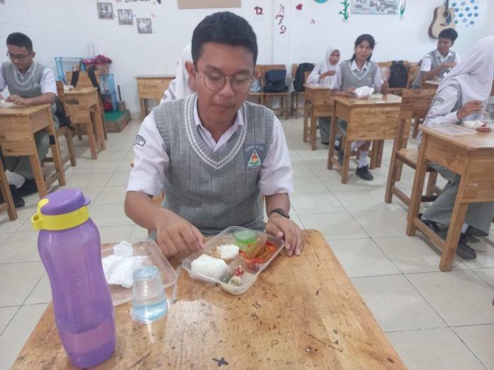 Uji coba Makan Bergizi Gratis di salah satu sekolah di Kota Medan.