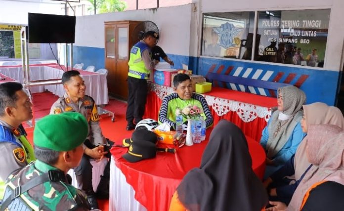 Wakapolda Sumatera Utara, Brigjen Pol. Rony Samtana didampingi Kapolres Tebing Tinggi, AKBP Drs. Simon Paulus Sinulingga, saat menyambangi Pos Pelayanan di Simpang Beo sembari memberi arahan.