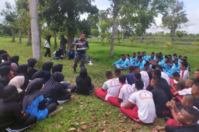 Personel Babinpotmar memberikan materi fisik, mental dan kedisiplinan bagi para siswa-siswi di Tanjung Balai.