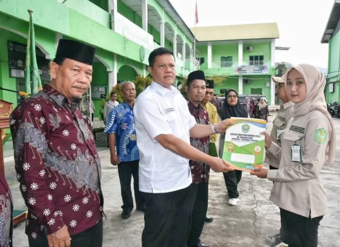 Asisten Pemerintah dan Kesra Setdakab Tapteng Erman Syahrin Lubis saat melepas  207 Mahasiswa STIE Al Washliyah Sibolga-Tapteng yang mengikuti KKN