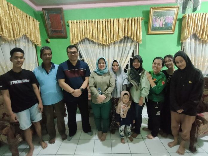 dr. H. Asri Ludin didampingi istri dr. Hj Jelita Siregar kunjungi salah satu pelaku UMKM tempahan sepatu di Dusun IV, Desa Mekar Sari, Kecamatan Delitua, Kamis (9/1/25). (f:rinaldi/mistar)