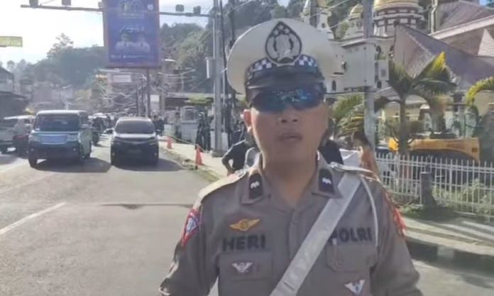 Bintara Sat Lantas Polres Simalungun, Aipda Heri melaporkan kondisi lalu lintas di Parapat ramai lancar,