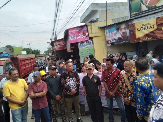 Camat Tanjung Morawa Ibnu Hajar (batik hitam) mendengarkan keluhan warga desa yang menggelar aksi blokir jalan.(f:sembiring/mistar)