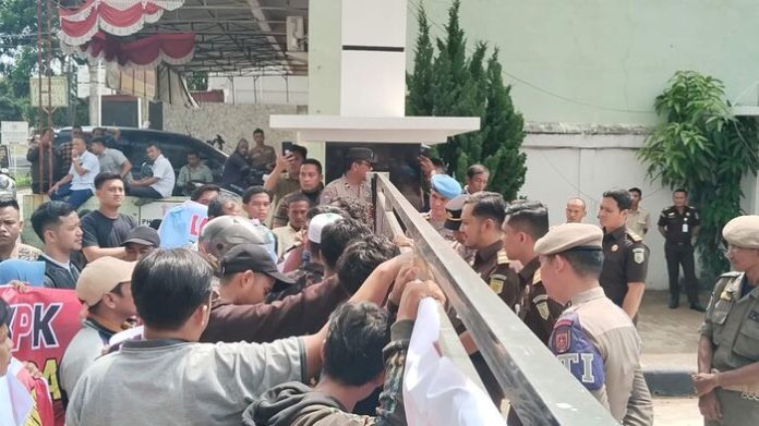 Para pendemo saat orasi di depan kantor Kejari Sergai (f:damanik/mistar)