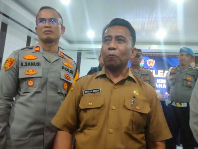 Sekretaris Dinas Pendidikan Asahan, Musa Albakri (kanan) saat dikonfirmasi di Polres Asahan. (f:perdana/mistar)