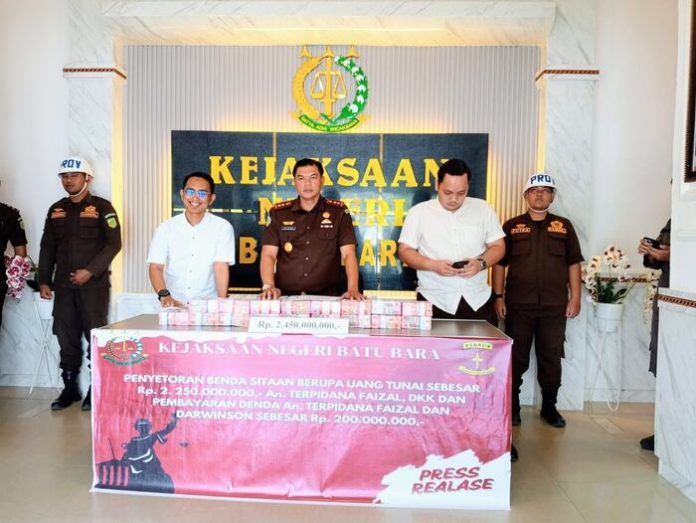 Kajari Batu Bara Diki Oktavia (tengah) didampingi Kasi Pidsus Deby Rinaldi pada rilis eksekusi uang hasil sitaan dari kasus seleksi PPPK Kabupaten Batu Bara. (f : ist/mistar)