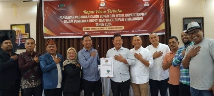 Ketua KPU Simalungun Johan Septian Pradana saat menyerahkan salinan penetapan kepada perwakilan calon terpilih, Kamis (9/1/25)