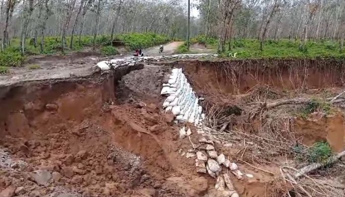 Kondisi jalan yang putus antar kecamatan di Kabupaten Asahan