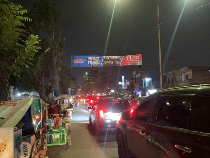 Macet panjang di Jalan Williem Iskandar Pancing, Deli Serdang akibat konser musik Dewa 19 (11/1/25) (f:ari/mistar)