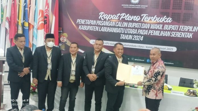 Wakil Ketua DPRD Labura Arli Simangunsong (kanan) menunjukkan surat usulan KPU tentang penetapan bupati/wakil bupati terpilih (f:sunusi/mistar)