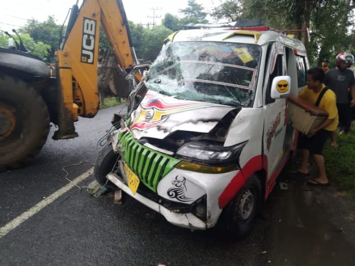 Mobil penumpang kecelakaan saat ingin menyalip di Simalungun