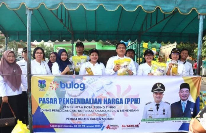 Kadis Perdagangan, Koperasi dan UKM Zahidin, foto bersama saat mengawali hari pertama PPH di Lapangan Merdeka.(f:ist/mistar)