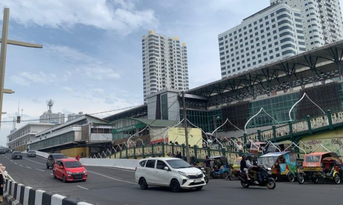 Para pengemudi Betor yang sedang mangkal di bawah Jalan Overpass dan Jembatan Gantung Stasiun KA Medan