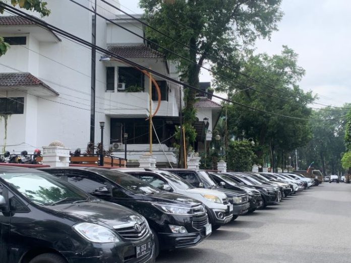 Parkiran kendaraan roda empat karyawan dan ASN di Kantor Wali Kota Medan terpantau penuh