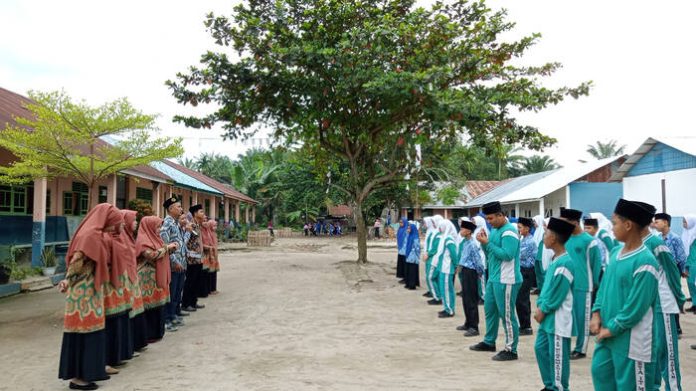 Pelajar di SMP IT Muhammadiyah Aek Kuasan dibekali pengarahan khusus terkait maraknya aksi geng motor (f:ist/mistar)