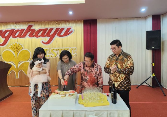 Pemotongan kue perayaan HUT oleh Presiden Direktur PT STTC, Edwin Bingei Purba Siboro