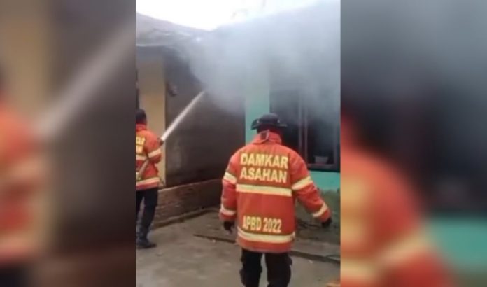 Petugas Pemadam saat memadamkan rumah Maya Sari di Kecamatan Air Batu, Asahan