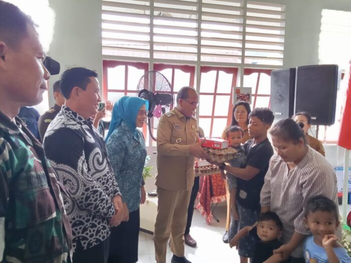 Pj. Bupati Tapteng Sugeng Riyanta memberikan makanan tambahan bergizi untuk 75 orang anak. (f:feliks/mistar)