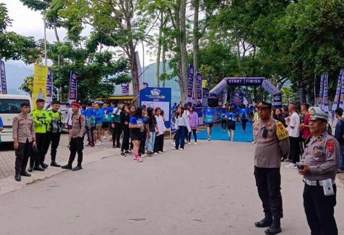 Peserta The Blues Fun Run Samosir 2025 mengikuti rute yang telah ditentukan panitia. (f.pangihutan sinaga/mistar)