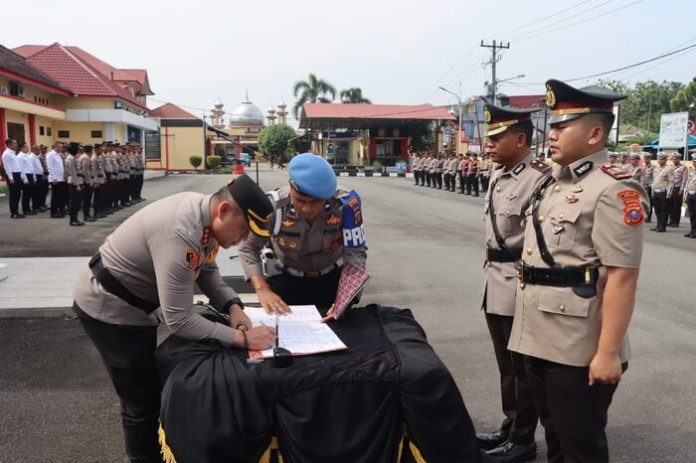 Kapolresta Deli Serdang Kombes Raphael Sandhy pimpin sertijab Kasat Lantas Kompol Budiono Saputro kepada penggantinya AKP Johan di Mapolresta Deli Serdang.(f:sembiring/mistar)