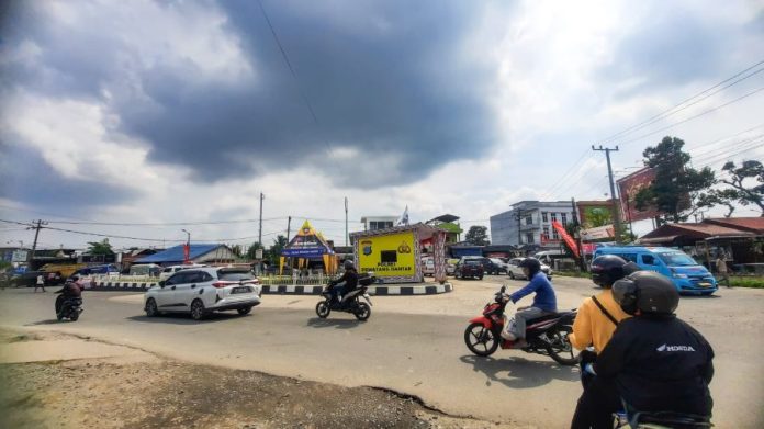 Suasana lalulintas di Simpang Dua, Kecamatan Siantar Marimbun