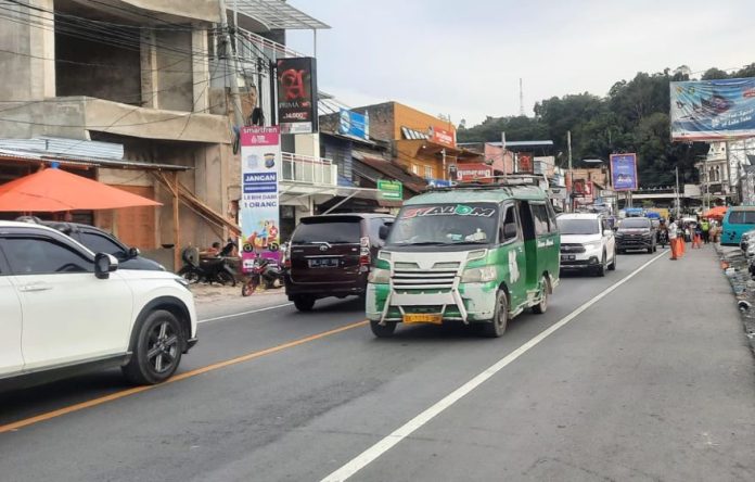 Suasana lalulintas di pintu gerbang Parapat dalam momen Nataru 2025