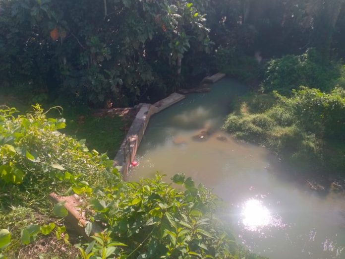 Tembok air yang mangaliri sungai dan tidak lagi ke irigasi