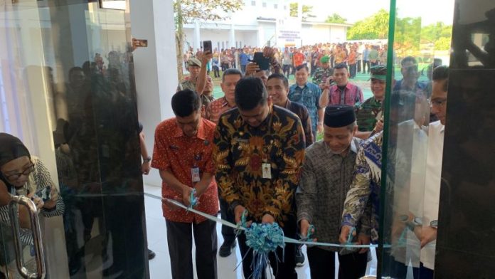 Wali Kota Bobby Nasution bersama Kepala BNNP Sumut Brigjen Pol Toga Panjaitan memotong pita peresmian Gedung Perlindungan Sosial