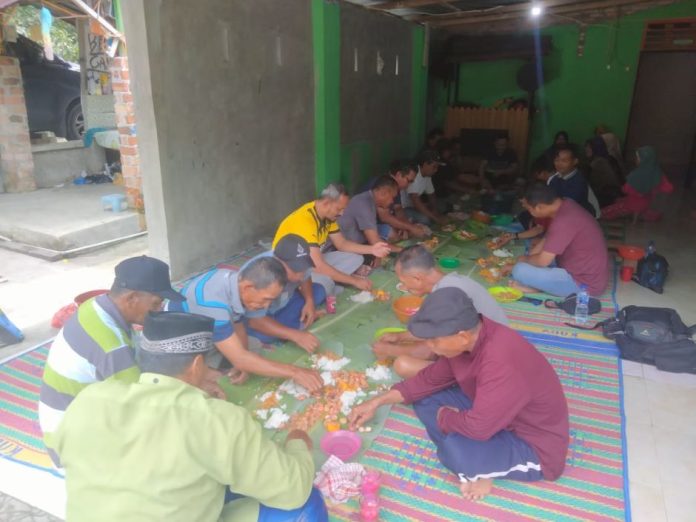 Warga dua dusun Desa Sei Lama makan bersama usai bangun jalan pakai uang pribadi