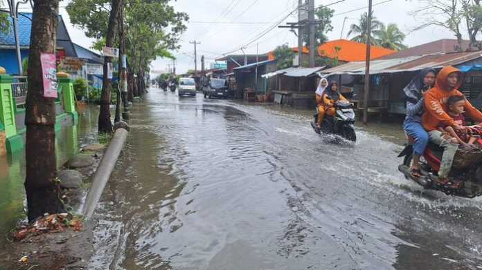 Banjir di depan Mesjid Al-Manar Dusun VI/XIII Pasar 2 Desa Klumpang Kebun, Senin (13/1/25) (f:amita/mistar)