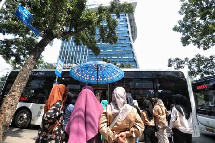 Warga menunggu antrian bus di terminal pemberhentian bus listrik Jalan Balai Kota Medan, Sumatera Utara, Kamis (2/1/24).