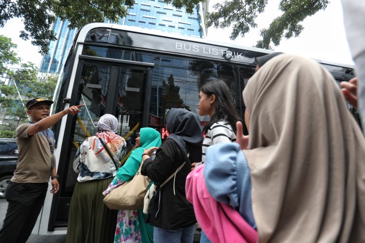 Warga mengantri memasuki bus di terminal pemberhentian bus listrik Jalan Balai Kota Medan, Sumatera Utara, Kamis (2/1/24).