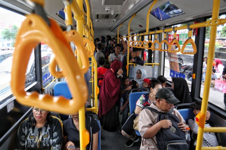 Penumpang menaiki bus listrik di terminal pemberhentian Jalan Balai Kota Medan, Sumatera Utara, Kamis (2/1/24).