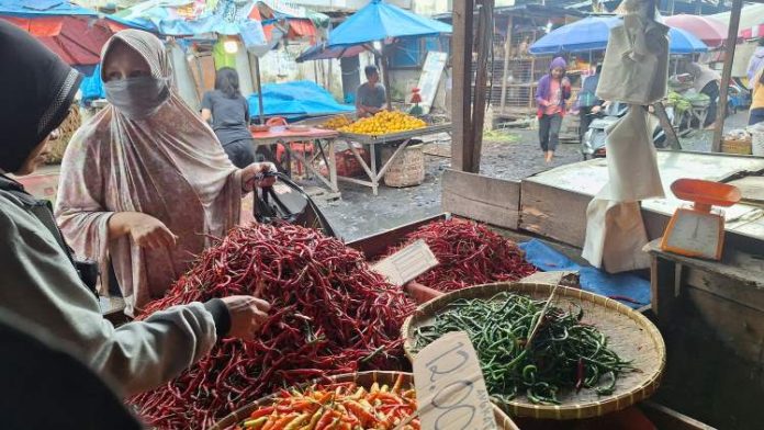 Masyarakat yang sedang membeli bahan pokok.