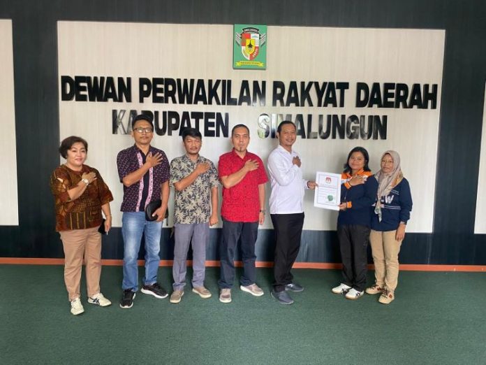 KPU Simalungun serahkan SK penetapan bupati terpilih ke DPRD.