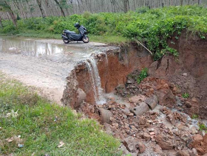 Kondisi jalan yang putus penghubung kecamatan akibat longsor di kawasan HGU PT. Bridgestone, Desa Perkebunan Aek Tarum, Asahan.