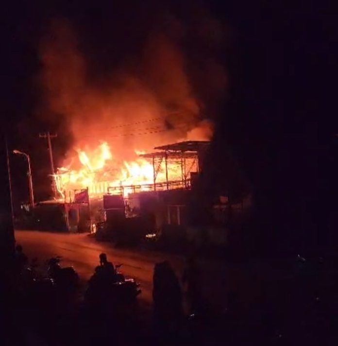 Dua rumah berlantai 2 di Dusun Pardangguran, Desa Siwaluompu, Kecamatan Tarutung Taput hangus dilalap si jago merah pada Rabu (8/1/25) malam.