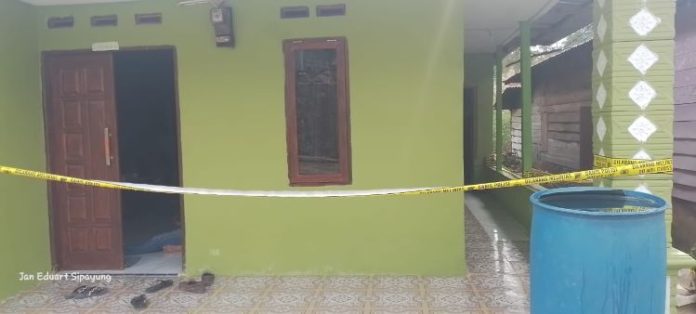 Polsek Bunturaja memberikan garis polisi setelah olah TKP di rumah di Desa Soban Kecamatan Siempat Nempu Kabupaten Dairi.