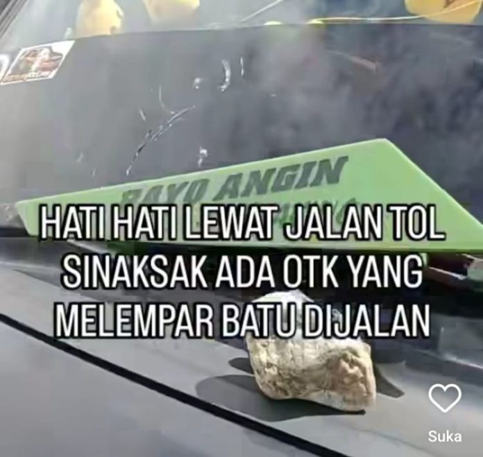 Tangkapan layar dari media sosial terkait kaca depan mobil pick up pecah akibat dilempar batu di Tol Sinaksak.