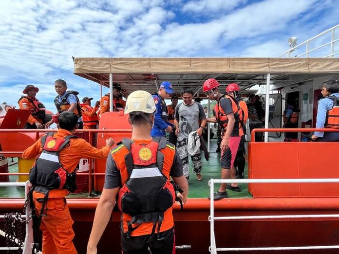 Tim gabungan personel Pos Search And Rescue (SAR) Sibolga saat mengevakuasi tiga pemancing yang mengalami kecelakaan di laut. (f:ist/mistar)