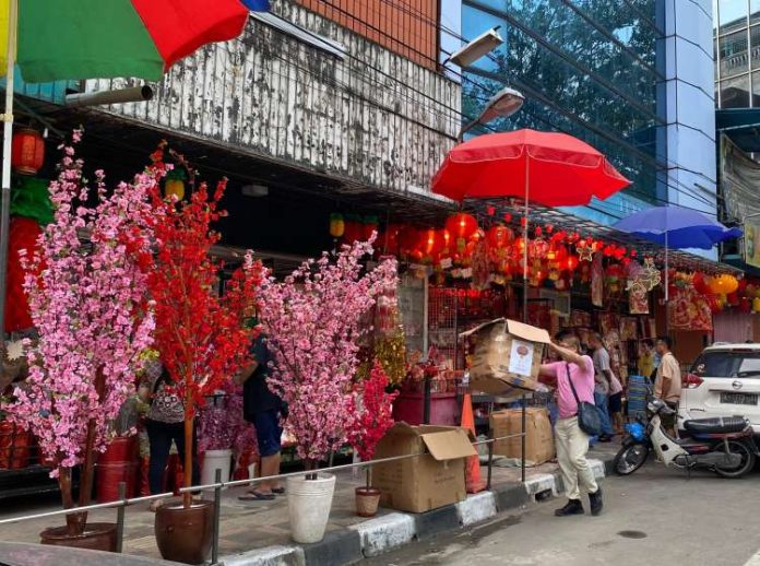 Penjualan pernak pernik Imlek di Jalan Katamso, Medan.