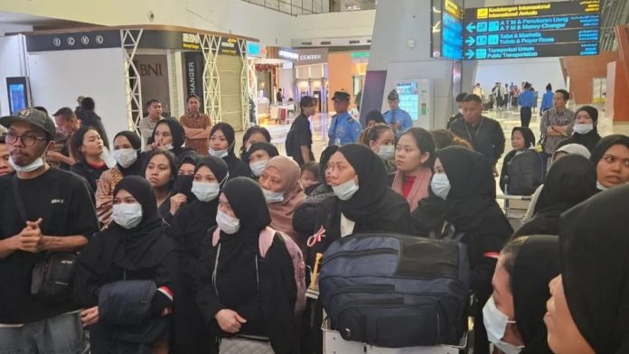 Sebanyak 211 pekerja migran Indonesia (PMI) yang melanggar aturan keimigrasian di Arab Saudi dipulangkan ke tanah air melalui Bandara Internasional Soekarno-Hatta, Tangerang, Banten, pada Minggu (12/1/25) dini hari.